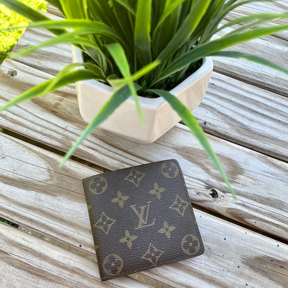 🐶 Louis Vuitton Monogram Mens Wallet 🐶